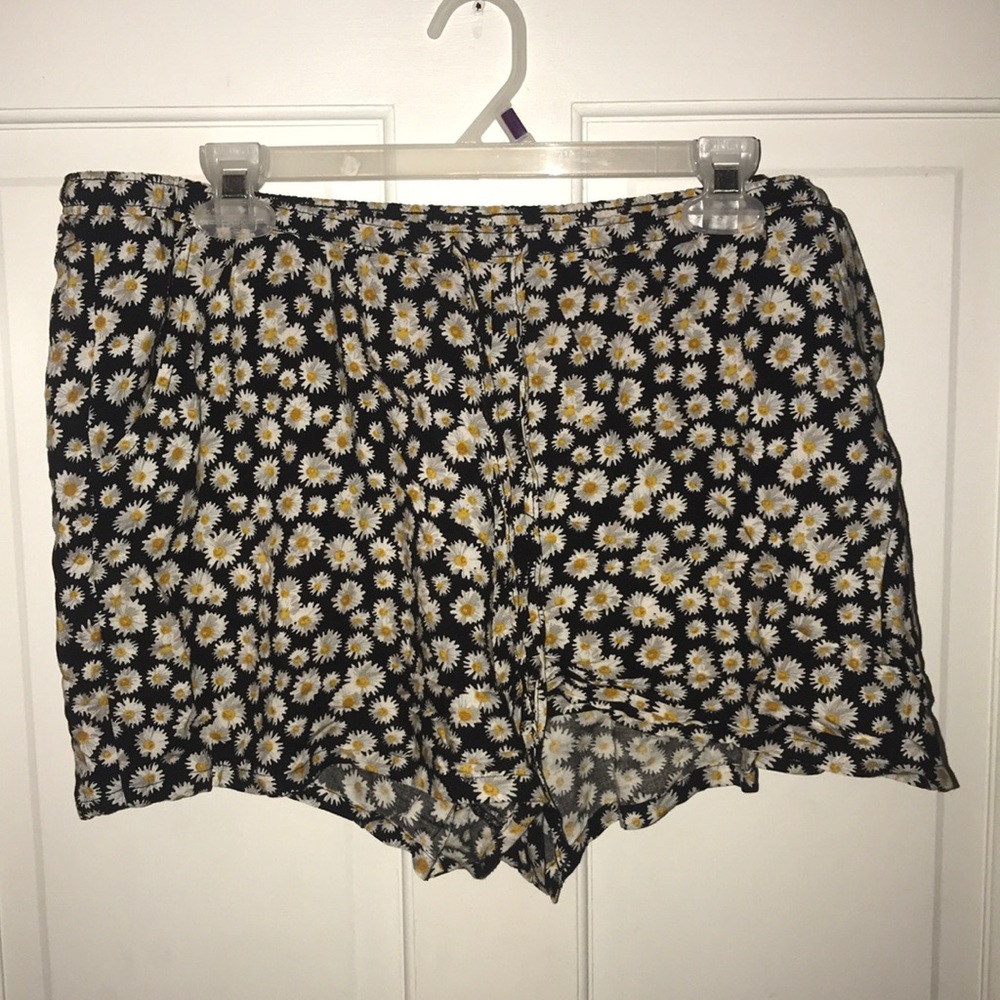 Daisy patterned draw string shorts 
